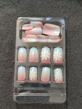 Press On Nails - Pink to White Ombre with Snowflake Accent